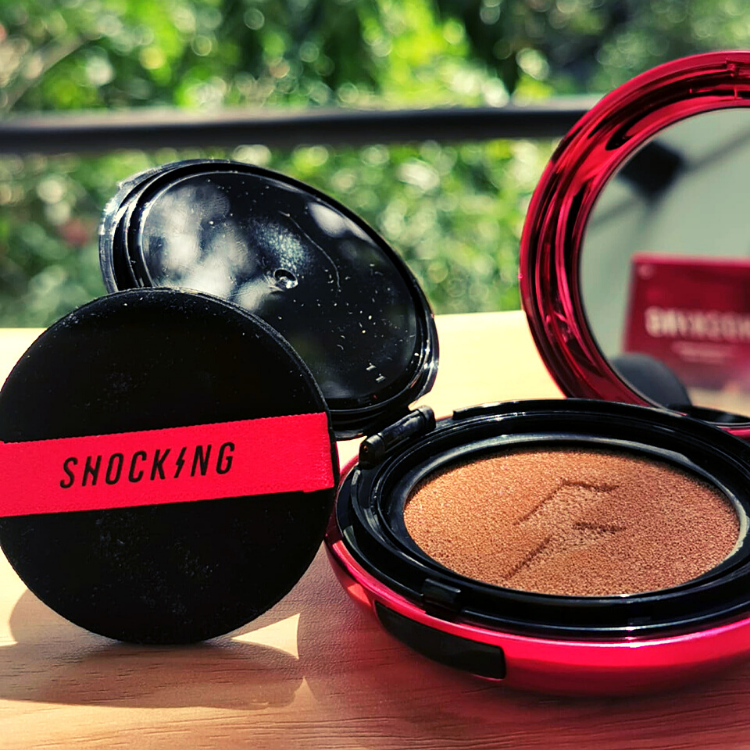 Base de maquillaje en cushion alta cobertura SPF50 + PA++++ The Shocking + sticker de regalo